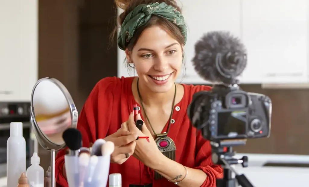 Atraktivní žena propaguje produkt jako influencer marketing zakázku