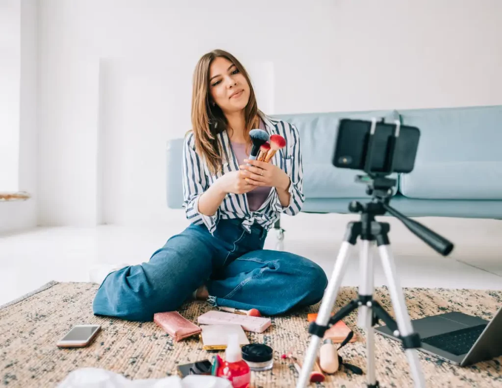 Marketing na sociálních sítích: 10 nejčastějších chyb v influencer marketingu, kterým se musíte vyhnout - influencerka se natáčí