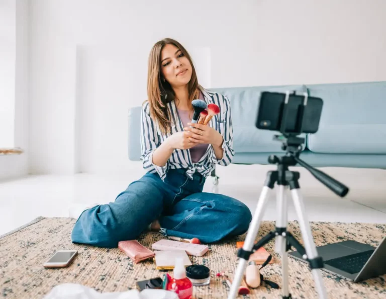 Marketing na sociálních sítích: 10 nejčastějších chyb v influencer marketingu, kterým se musíte vyhnout - influencerka se natáčí