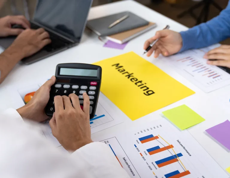 Marketingový tým na poradě u stolu