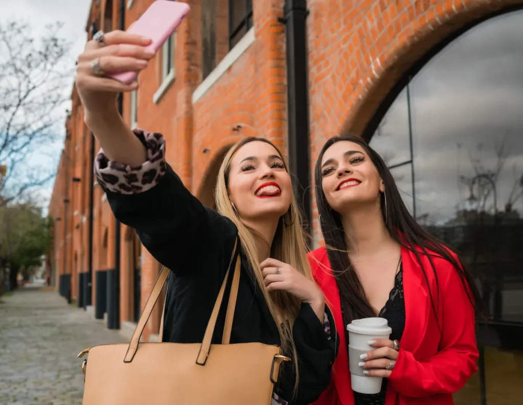Dvě influencerky fotící seflie