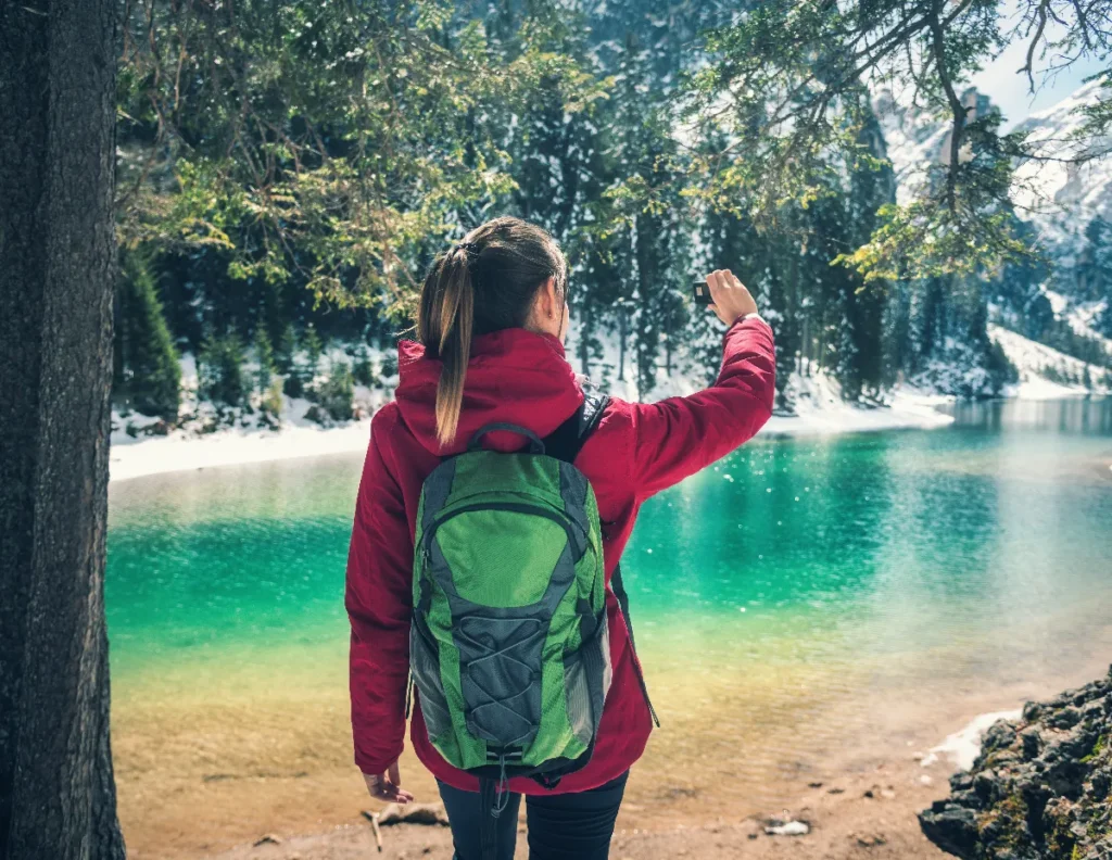 Krásná dívka točí autentický content pro instagram v přírodě